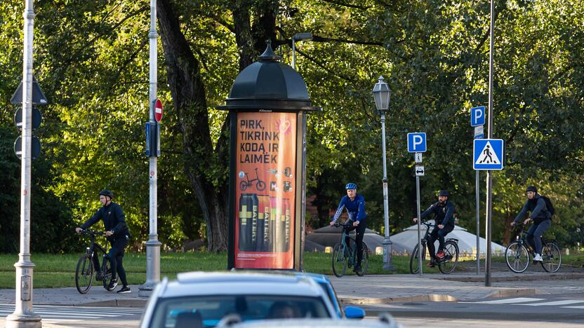 Prezidentas į darbą važiavo dviračiu