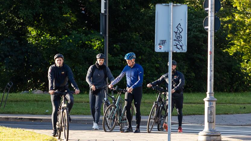 Prezidentas į darbą važiavo dviračiu