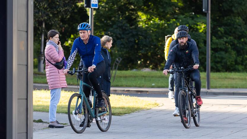 Prezidentas į darbą važiavo dviračiu