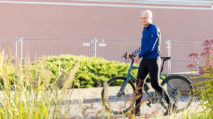 Prezidentas į darbą važiavo dviračiu