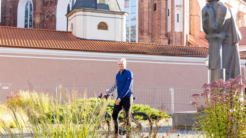 Prezidentas į darbą važiavo dviračiu