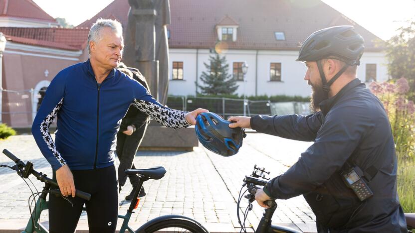 Prezidentas į darbą važiavo dviračiu