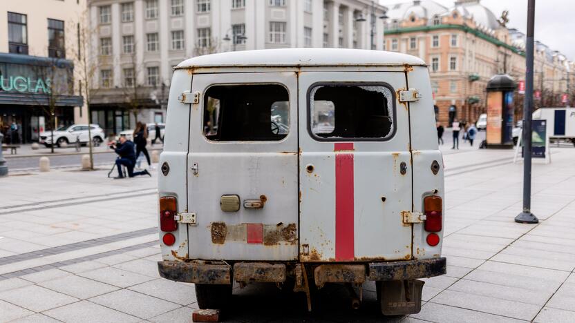 Sušaudytas greitosios pagalbos automobilis iš Ukrainos