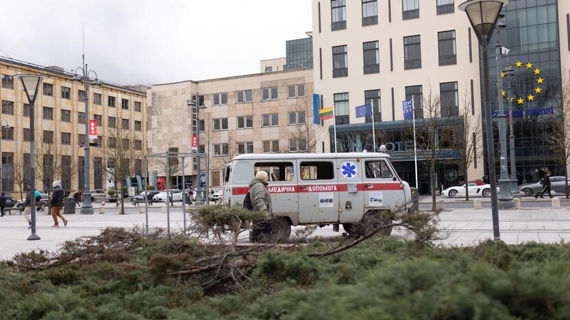 Sušaudytas greitosios pagalbos automobilis iš Ukrainos