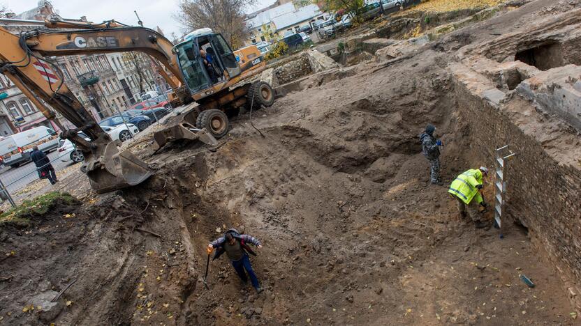 Senamiesčio teritorijos vilioja NT vystytojus, tačiau čia praktiškai visur privalomi archeologiniai tyrimai, o tai brangiausiai kainuoja laiko prasme.