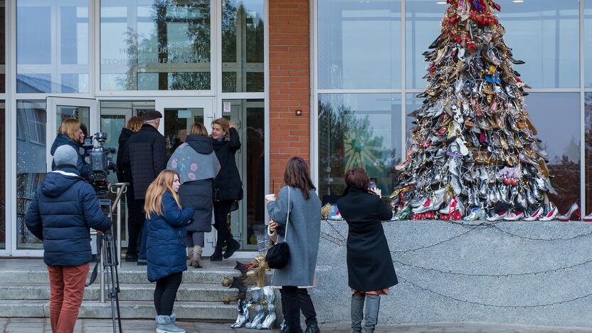 Batai: Vilniaus kolegijos Menų ir technologijų fakultete praėjusią savaitę įžiebta didžiausia Lietuvoje pretenduojanti tapti batais puošta Kalėdų dekoracija.