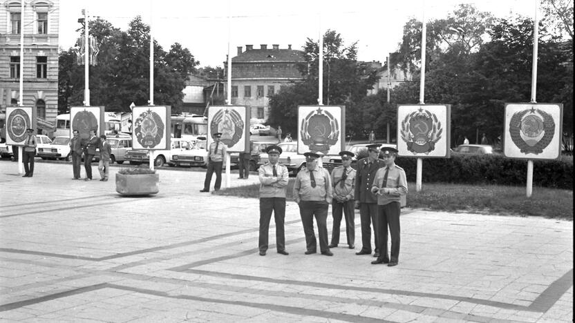 Milicininkai stebi Vilniaus Katedros aikštėje vykstantį Lietuvos laisvės lygos organizuotą mititingą. 1988 m.