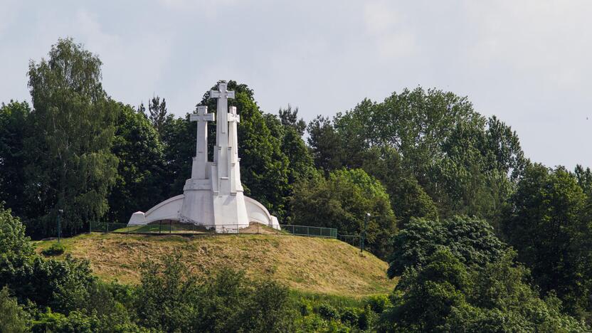 1989 m. Vilniuje atidengtas atstatytas Trijų kryžių kalnas