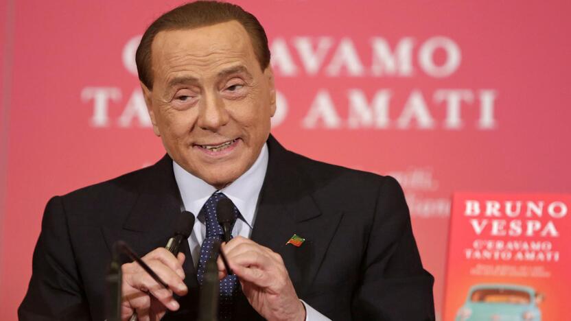 1994 m. atsistatydino kyšininkavimu apkaltintas Italijos premjeras Silvio Berlusconi