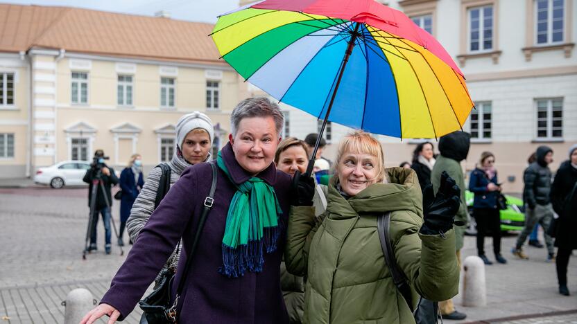 Prie Prezidentūros šeštadienį buvo susirinkę LGBT bendruomenę palaikančių žmonių