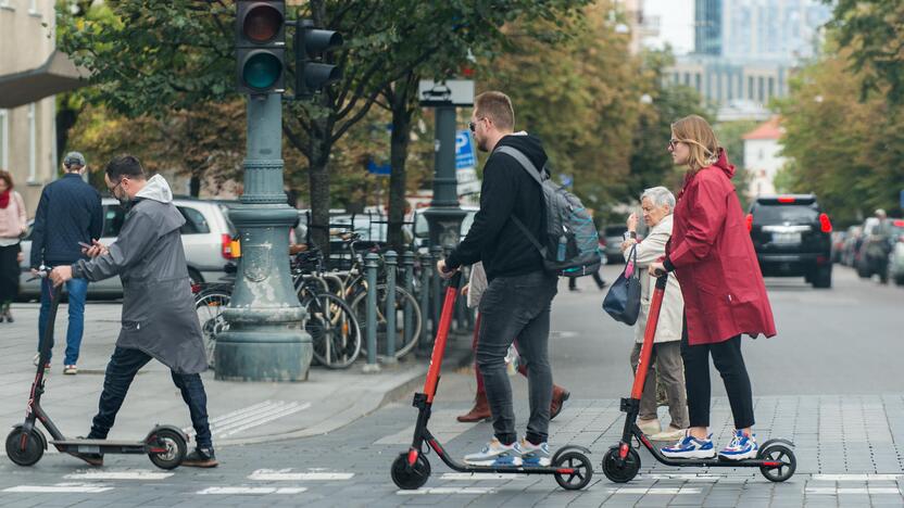 Vilniečių per vasarą pamėgtas pasivažinėjimas elektriniu paspirtuku – maloni pramoga, bet tikrai ne sportas.