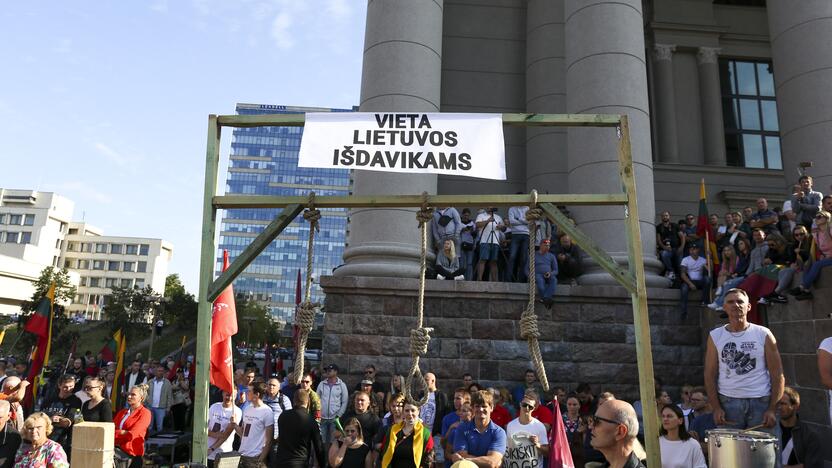 Protestas prie Seimo prieš COVID-19 ribojimus