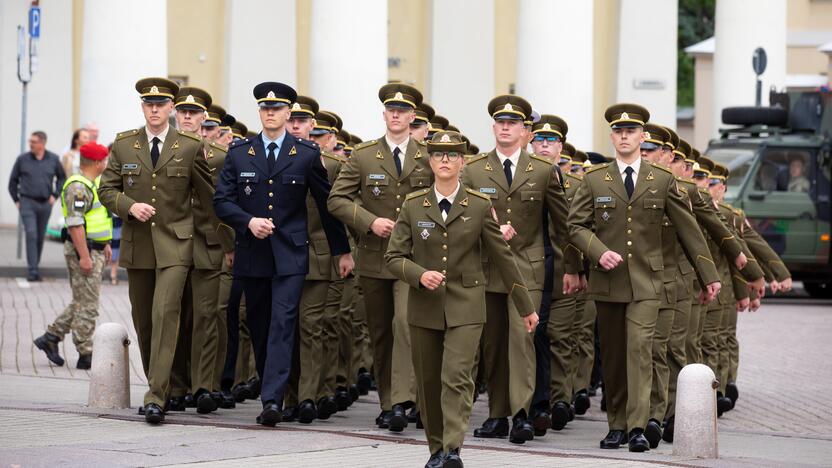 Karo akademijos absolventams – karininkų laipsniai