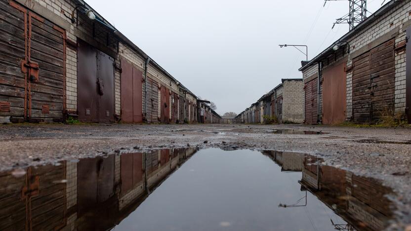 Pėdsakai: kelios bendrovės registruotos garažų bendrijos adresu, tačiau gijos veda ir į Marijampolę, Kybartus.