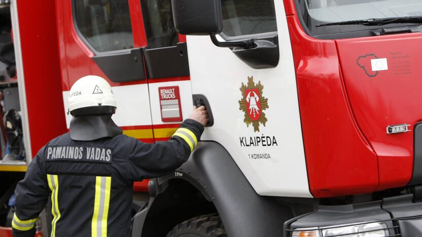 Įrodymas: į gyventojų kiemus ugniagesiai atvyko tarnybiniais automobiliais.