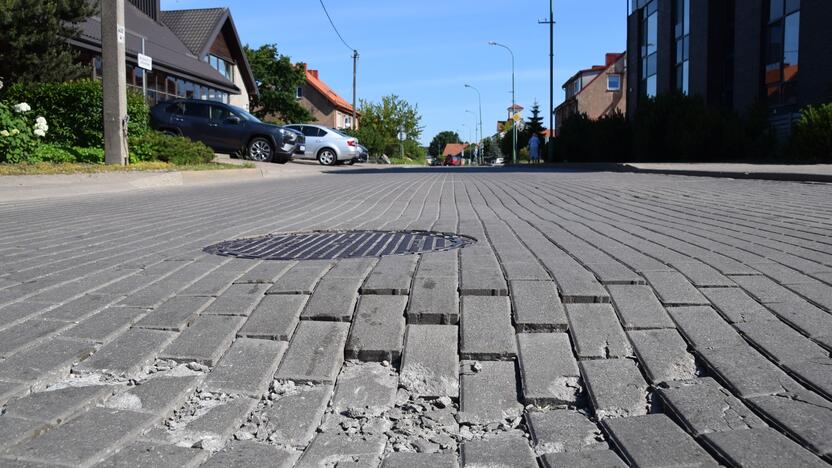 Kliūtis: Molo gatvėje vairuotojų laukia netikėta kliūtis.