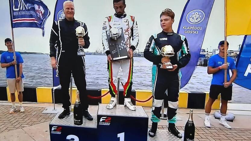 F2 pasaulio čempionato etapo Klaipėdoje prizininkai prieš teisėjų komisijos posėdį.