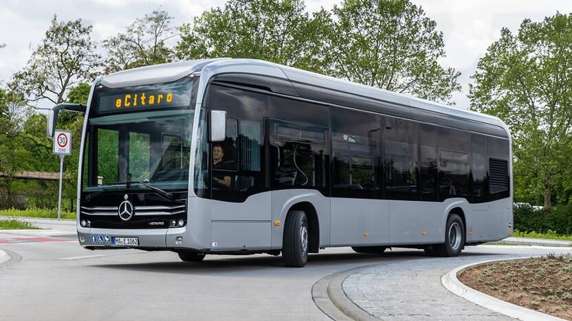 Sėkmė: didysis prizas įteiktas „Mercedes-Benz“ atstovams už „eCitaro“ modelį.