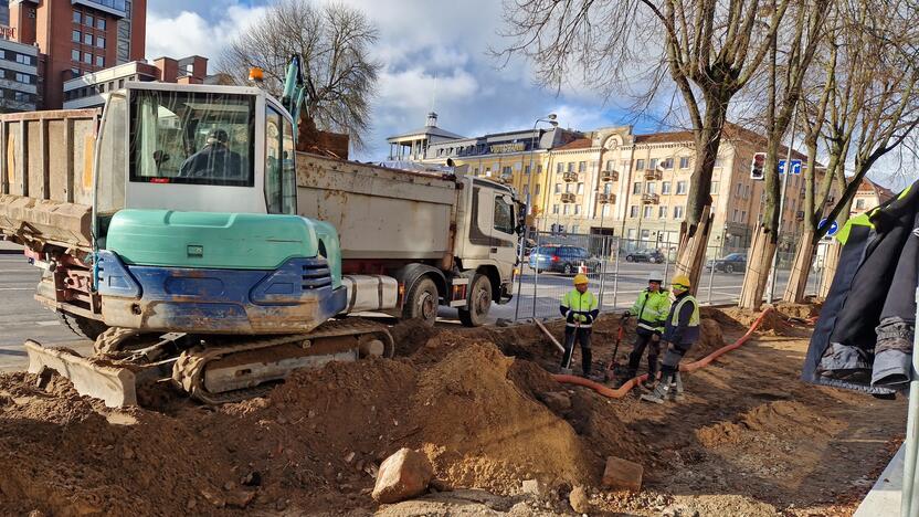 Triūsas: vakar duobėje, kur rengiamas pagrindas naujam šaligatviui, darbavosi keli vyrai.