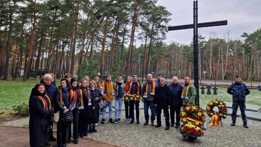 Tradicija: kaip ir kasmet, po atminimo dienos ceremonijos dalyviai sustojo prie paminklo bendrai nuotraukai.