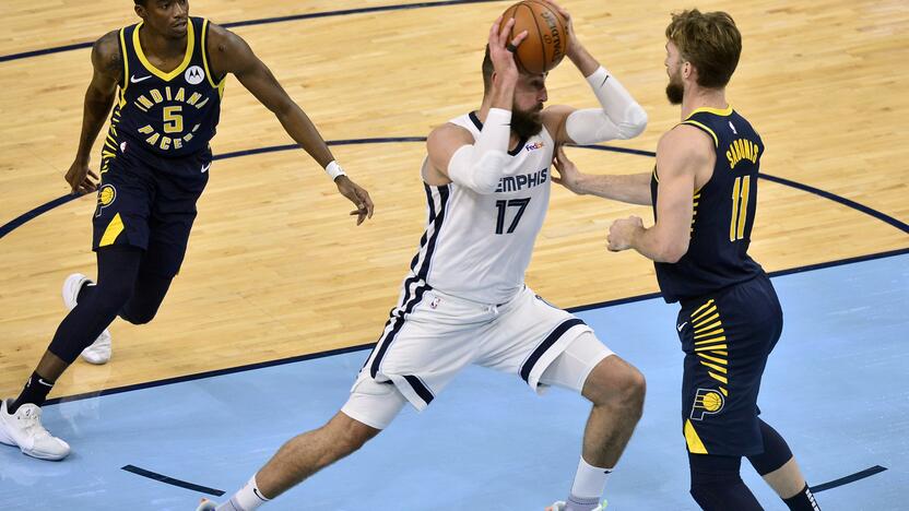 NBA: 2021-ųjų balandis, „Pacers“ ir „Grizzlies“ mačas, iš kairės – E. Sumneris, J. Valančiūnas ir D. Sabonis.