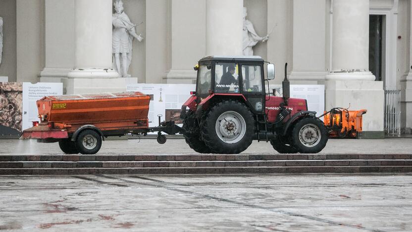 Mastelis: sunkiasvorė technika ant slidaus kelio laikosi stabiliau, bet jei ji prarastų kontrolę, padariniai būtų liūdni.