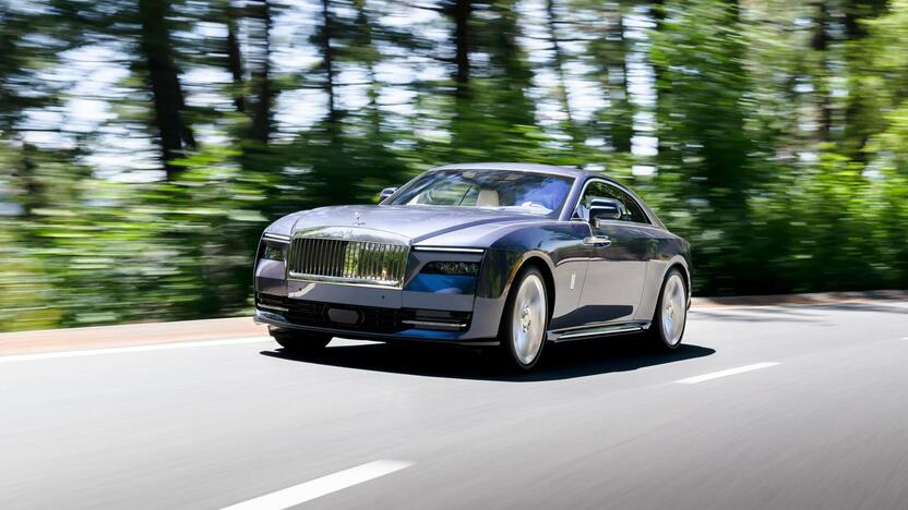 Naujokas: pernai gruodį Lietuvos rinkoje debiutavo elektromobilis „Rolls-Royce Spectre“.