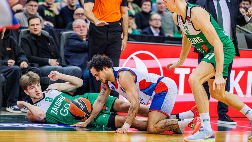 Gynyba: D. Giedraitis (ant grindų) neleido įsižaisti vienam „Anadolu Efes“ lyderių Sh. Larkinui.