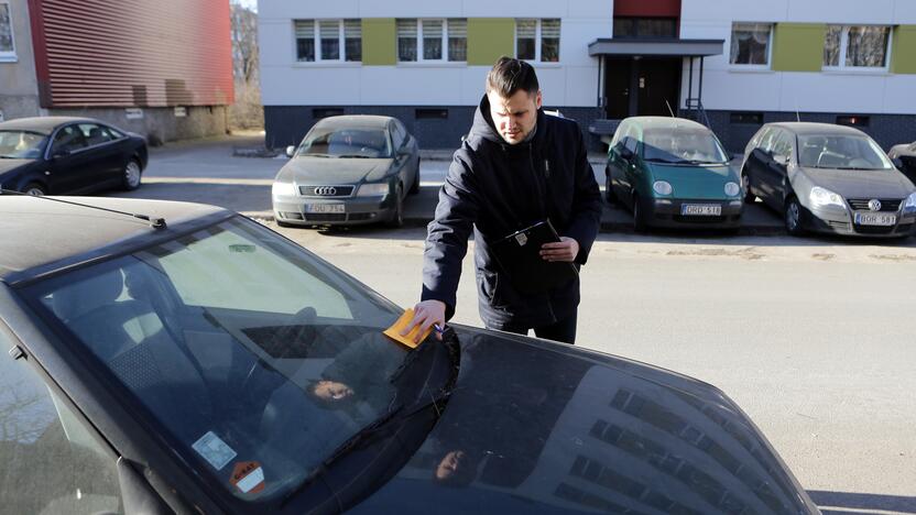 Paieškos: kiemuose be priežiūros palikti nevažiuojantys automobiliai užima vietą ir teršia aplinką.