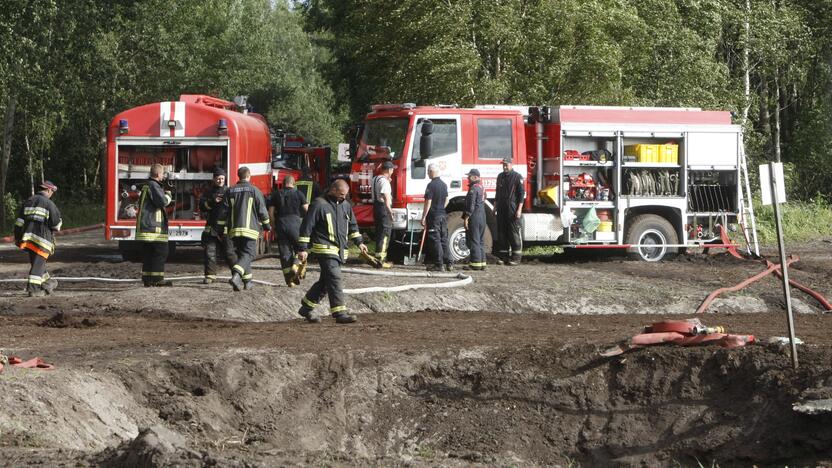 Sunkumai: kai dega durpynai, juos įprastai gesina didžiulės ugniagesių pajėgos, užgesinti tokius gaisrus – sudėtinga užduotis.