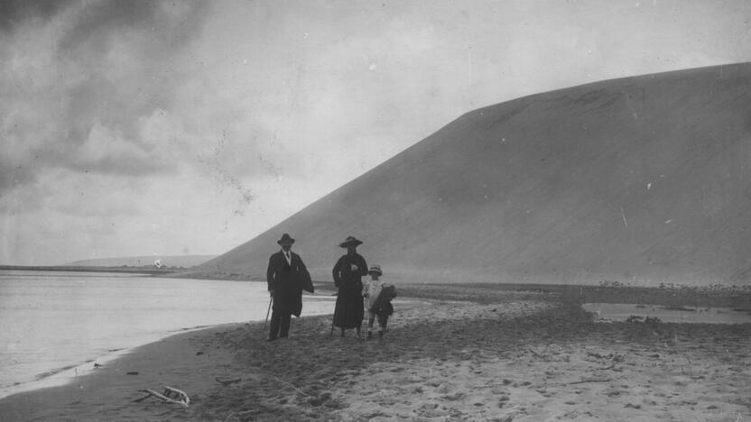 Klaipėdos fotografo Makso Ehrhardto šeima Kuršių nerijoje. 1922 m. Nežinomas autorius.