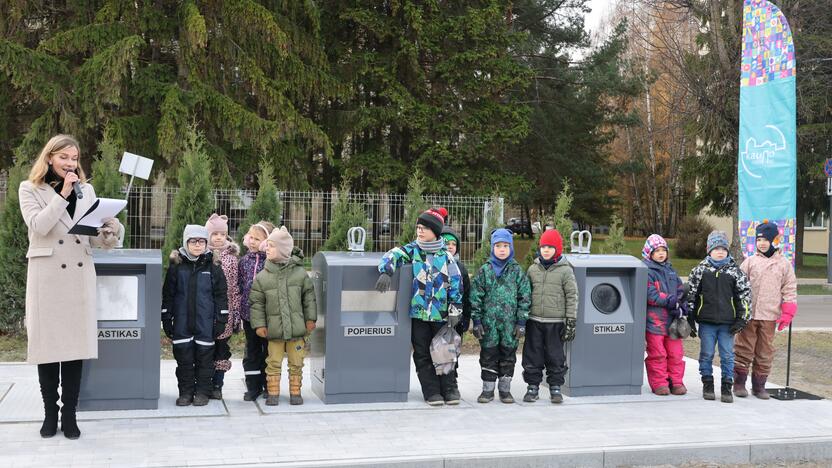 Naujovė: pernai Akademijos miestelyje pastatyti modernūs požeminiai atliekų konteineriai.