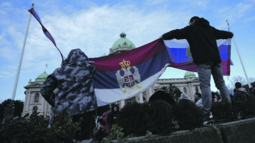 Brolybė: prieš Kosovo nepriklausomybę nukreiptuose protestuose Rusijos ir Serbijos vėliavos – dažnas atributas.