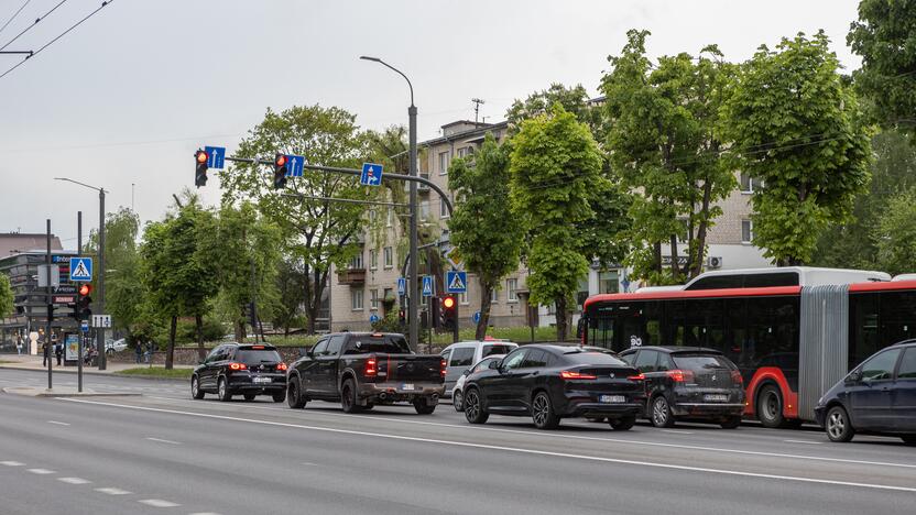 Taisyklės: nors ties stotele yra įrengta A juosta, gyventojai iš jos gali pasukti į kiemus, tačiau negali važiuoti tiesiai.