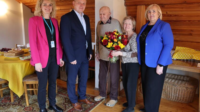 Dėmesys: jubiliatą pasveikino Socialinės paramos skyriaus vedėja M. Venslovienė, administracijos direktorius Š. Šukevičius ir Garliavos seniūnė N. Tarvydienė.