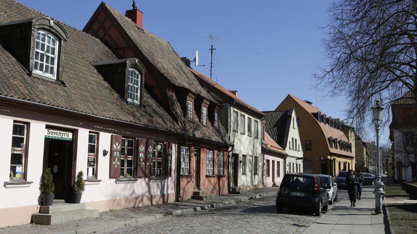 Keičiasi: dalis pastatų fasadų senamiestyje jau sutvarkyti, tačiau vis tiek dar yra nemažai tokių, kuriems remontas – būtinas.