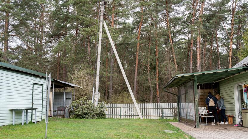 Sprendimas: ESO patrauks stulpo atramą ir kitoje pusėje įrengs atotampą.