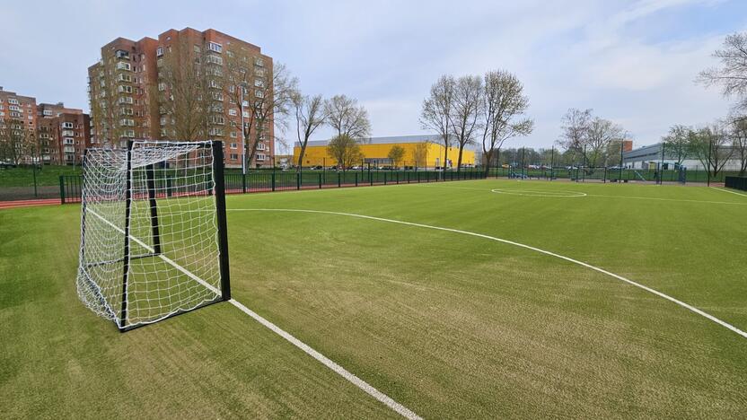 Trukdo: gyventojai skundžiasi, kad naujame stadione esančios lempos plieskia į daugiabučių namų langus.