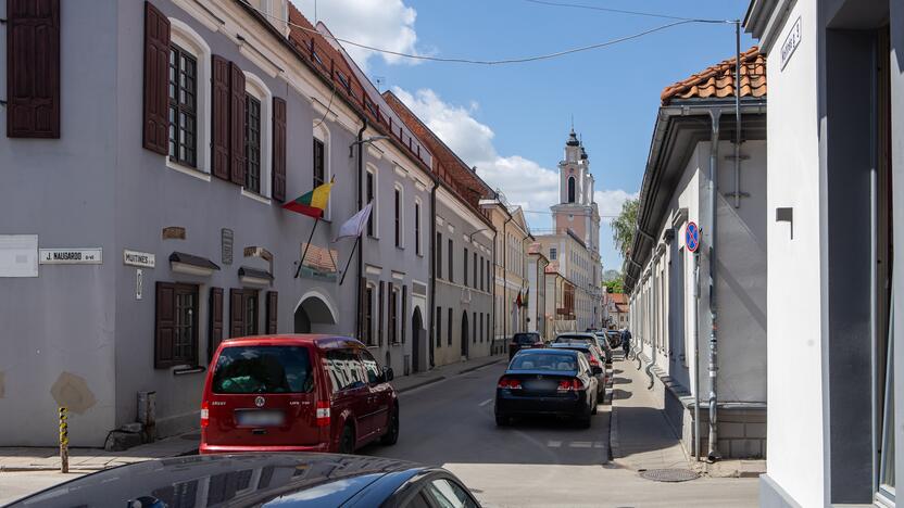 Pasiūlymas: visas Senamiestis turėtų būti priskirtas raudonajai zonai, kurioje automobilio stovėjimas valandą kainuotų 2 eurus.