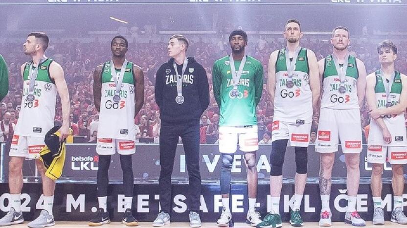 Laimikis: iš „Betsafe-LKL“ čempionato trofėjų aruodo žalgiriečiams teko vicečempionų taurė ir sidabro medaliai.