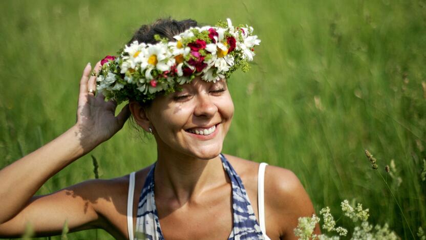 Tradicija: nors Joninių šventė vyks tik kitą savaitgalį, merginos visą vasarą pina gėlių vainikus.