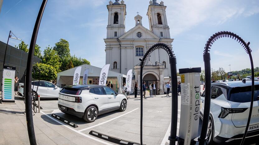 Paslauga: „Eleport“ elektromobilių įkrovimo centras Kauno „Akropolyje“ – didžiausias Vidurio ir Rytų Europoje.