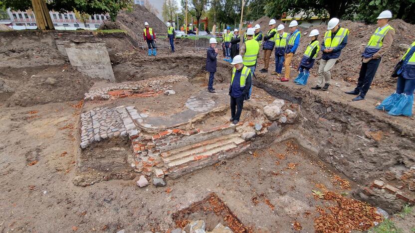 Interesas: uostamiesčio architektai susidomėję žvalgėsi po perkasas.