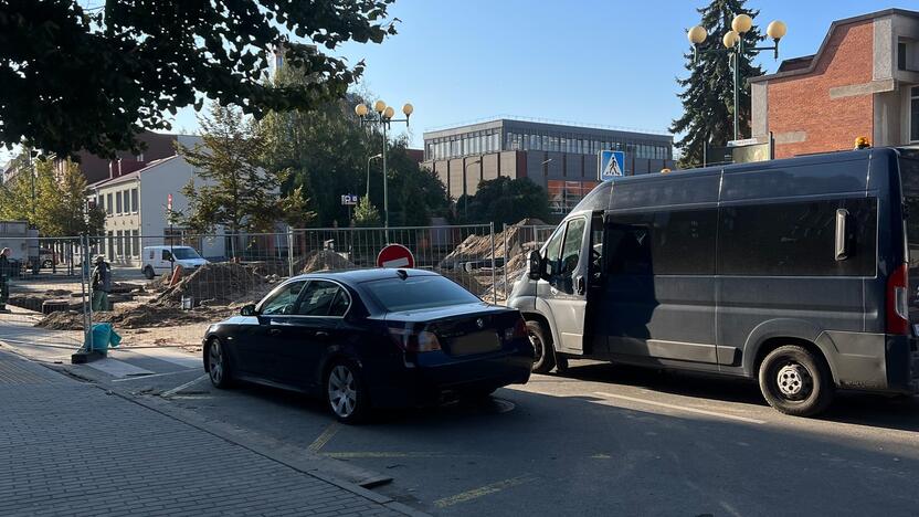 Netikėtumas: S. Šimkaus gatvėje vairuotojus pasitinka tvora ir kelio ženklai, bylojantys, kad toliau važiuoti nėra galimybės.