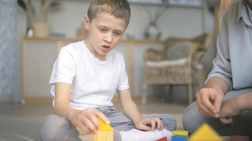 Pagalba: autistiškas vaikas daug ko negali, nesupranta, tačiau jis mokosi socialinių normų, jausmų supratimo – suaugusiems reikia būti kartu ir kartu mokytis.