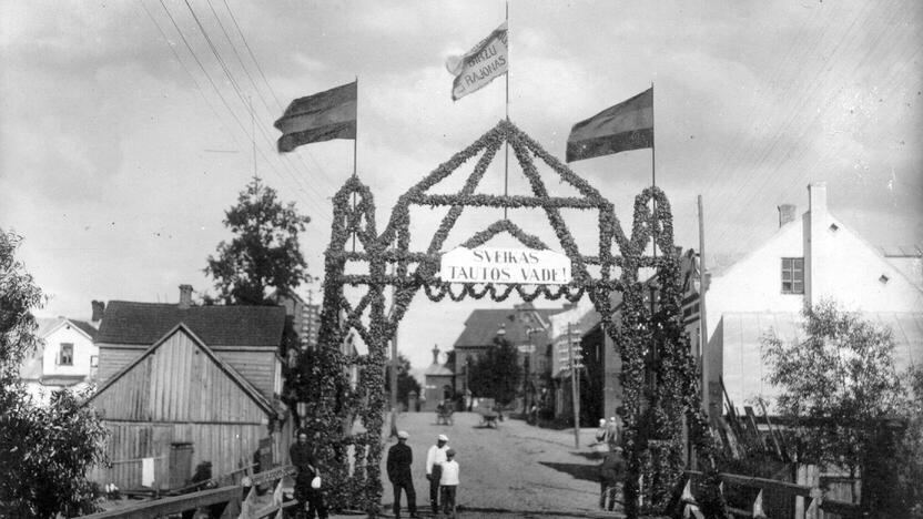 Pompastika: šventiniai vartai, pastatyti prezidento A. Smetonos sutiktuvėms Biržuose, 1927 m.