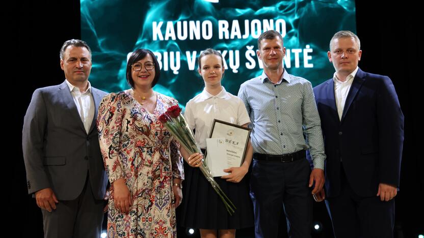 Paskata: Garliavos Jonučių progimnazijos mokinei U. Urbonavičiūtei (viduryje) įteikta Aurelijos Makūnienės labdaros ir paramos fondo vienkartinė stipendija.