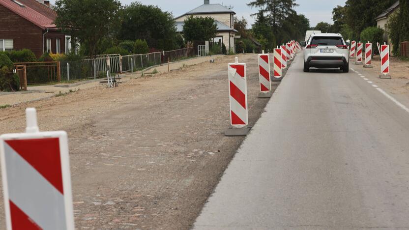 Planai: gavus leidimą ardyti senovinį akmenų grindinį, darbai bus nedelsiant atnaujinti.