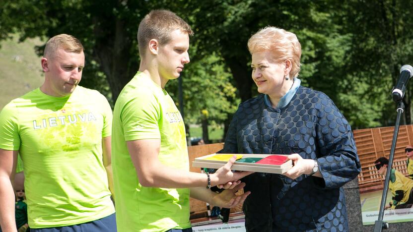 Parolimpiečių išlydėtuvėse D. Grybauskaitė Lietuvos vėliavą įteikė plaukikui E. Matakui, kuris trispalvę neš Rio parolimpinių žaidynių atidaryme.