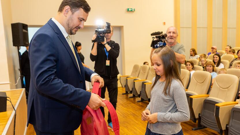 Ukrainiečių pabėgėlių vaikams perduota 100 mokyklinių kuprinių